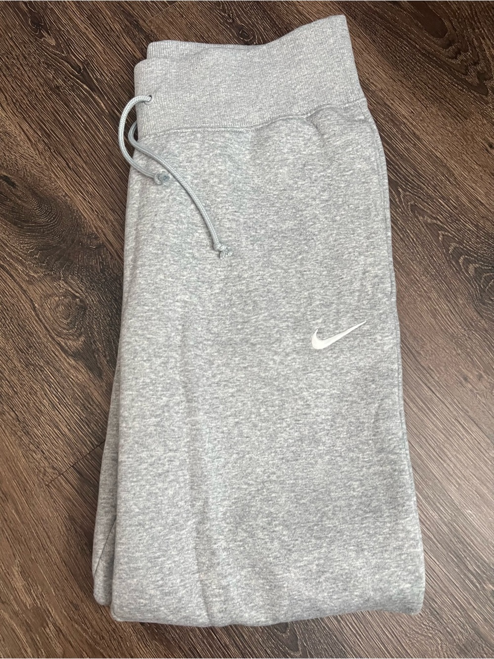 Nike Women’s high-waisted Phoenix Fleece grey joggers Size Medium like new